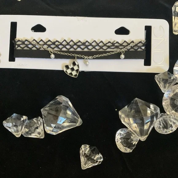 Icing Black and white heart neck choker - Picture 1 of 4